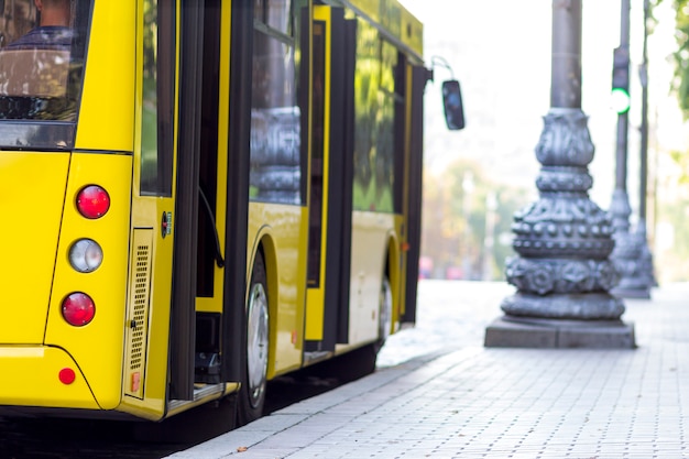 Nowoczesny żółty Autobus Miejski Z Otwartymi Drzwiami Na Dworcu Autobusowym