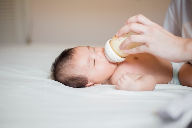 Nowonarodzona Dziewczynka Pije Mleko Przez Matkę
