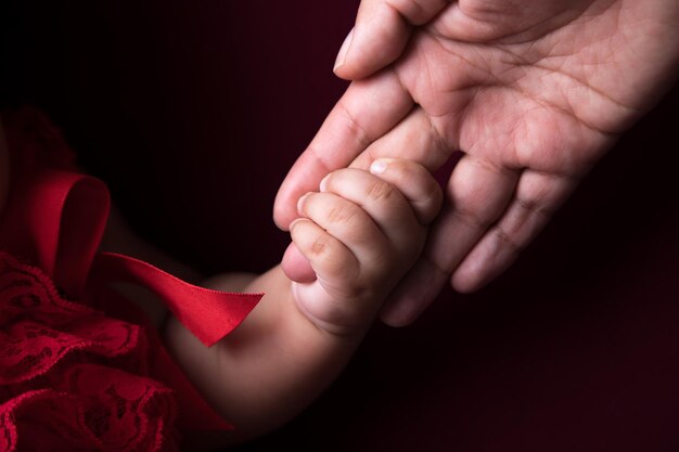 Zdjęcie nowonarodzone dziecko, małe rączki, część ciała, uczucie, macierzyństwo