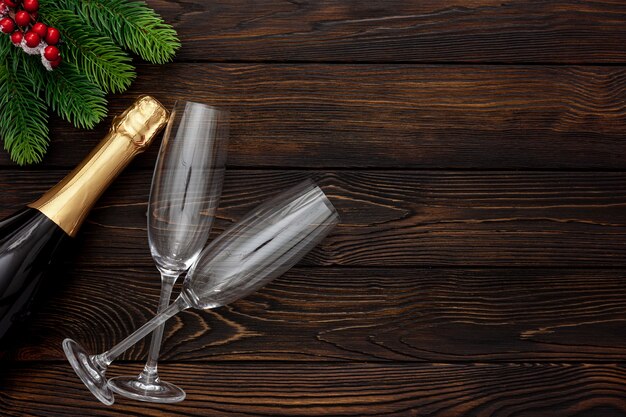 Noworoczna dekoracja z butelką szampana i gałęziami jodły