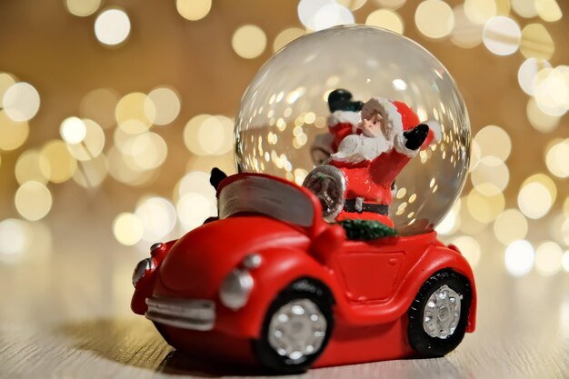 Noworoczna zabawka Święty Mikołaj prowadzi szklaną miskę samochodową