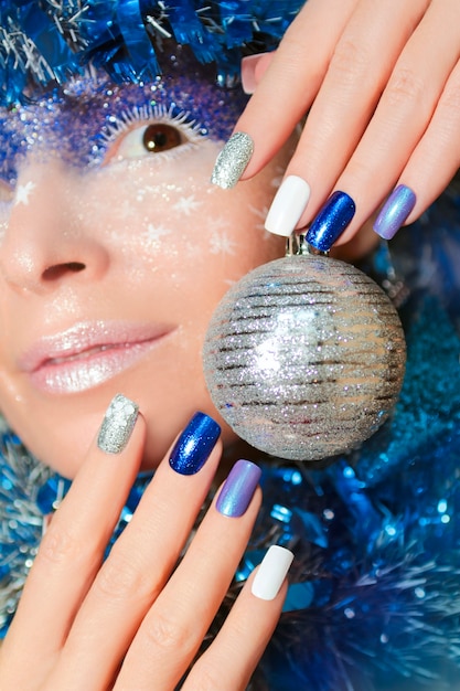 Noworoczny makijaż i manicure ze srebrnymi i niebieskimi refleksami