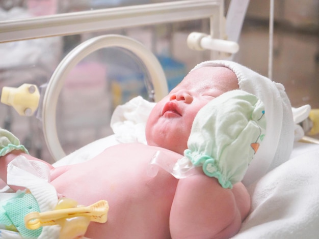 Noworodek śpi w inkubatorze w szpitalu