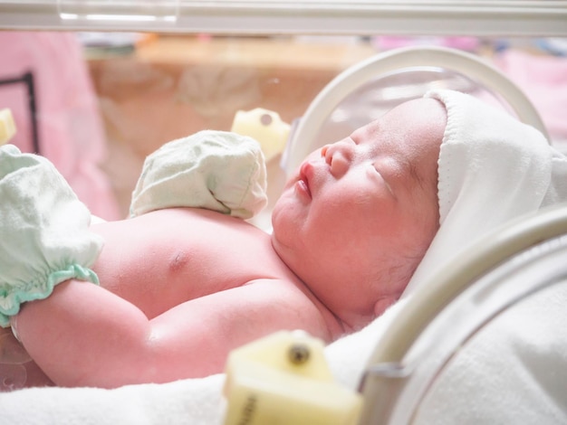 Noworodek śpi w inkubatorze w szpitalu