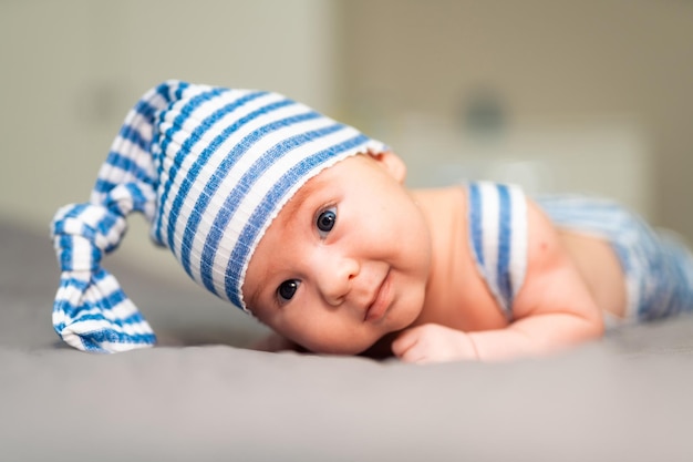 Noworodek w czapce Mały chłopiec w niebieskim garniturze