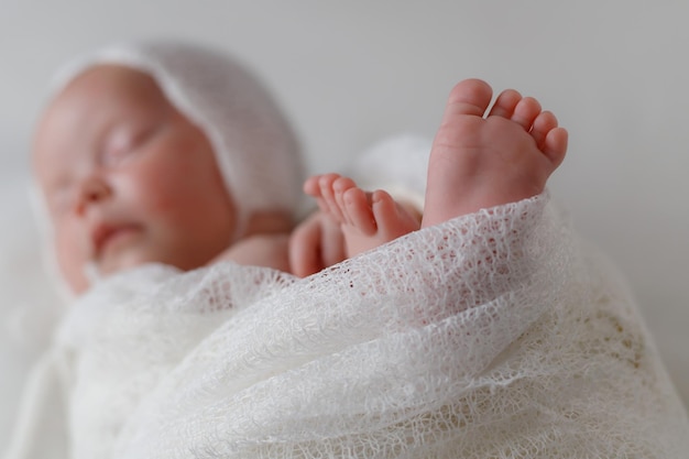 Zdjęcie noworodka dziewczynka z zabawkowym królikiem w dłoniach