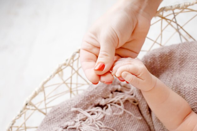 Noworodka Ręka W Rękę Matki. Mama I Jej Dziecko. Szczęśliwa Rodzina Koncepcja. Piękny Koncepcyjny Obraz Macierzyństwa