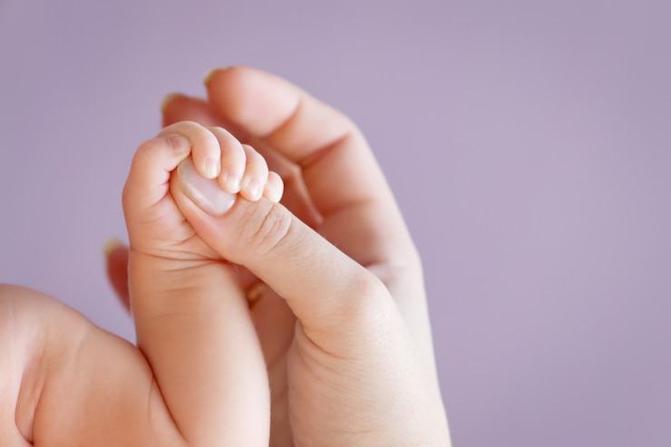 Zdjęcie noworodka ręka w rękę matki. mama i jej dziecko. szczęśliwa rodzina koncepcja. piękny koncepcyjny obraz macierzyństwa