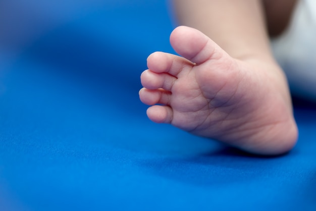 Noworodka Stóp Na Niebieskim Prześcieradle, Koncepcja Opieki Baby I Zdrowia