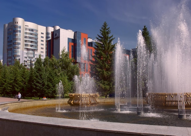 Nowosybirsk Syberia Rosja 07102018 Fontanna w parku miejskim Dysze wodne na tle nowoczesnych budynków