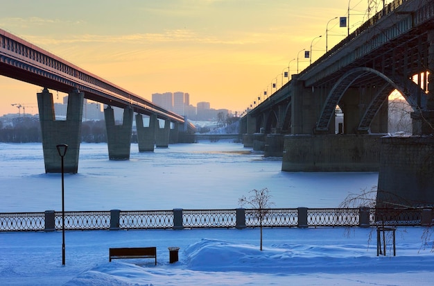 Nowosybirsk Syberia Rosja 29012022 Mosty na nasypie zimowym Mosty miejskie i miejskie
