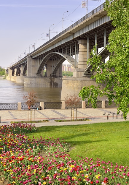 Zdjęcie nowosybirsk syberia rosja23052021 łukowy most drogowy nad rzeką ob