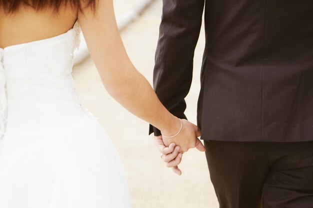 Nowożeńcy kochający się para na weselu i trzymający się za ręce Widok zbliżenia