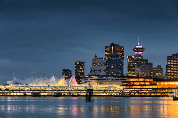 Nowożytna budynek iluminacja z centralnym rynkiem na linii brzegowej przy Stanley parkiem, Vancouver