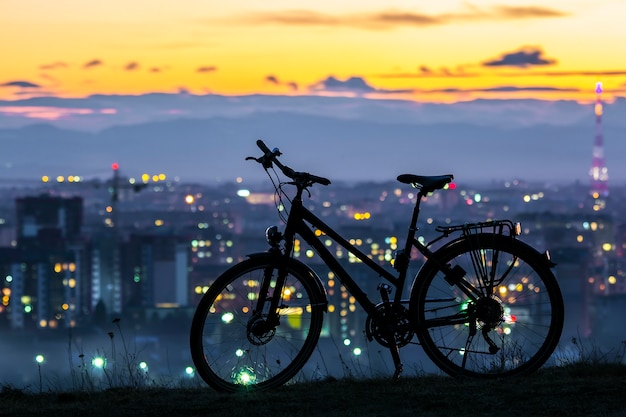 Nowożytny sporta miasta bicykl stoi samotnie nad nocy miasta sceną