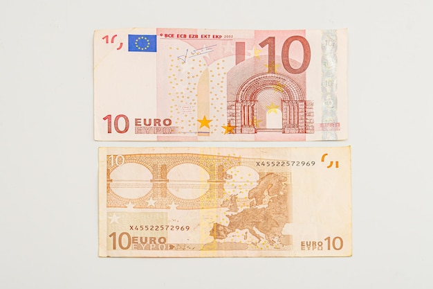 Nowy banknot dziesięciu euro odizolowany na białym banknocie dziesięciu euro moneta finansowa szczegółowy fragment pieniądza
