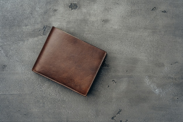 Nowy brązowy skórzany portfel na ciemnym tle