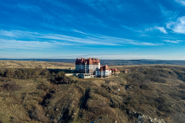 Nowy hotel na szczycie góry