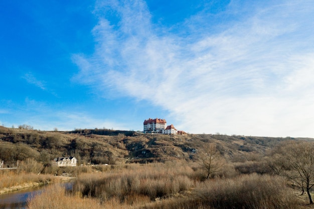 Zdjęcie nowy hotel na szczycie góry.