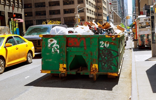 Zdjęcie nowy jork manhattan nad przepływającymi śmietnikami pełnymi śmieci