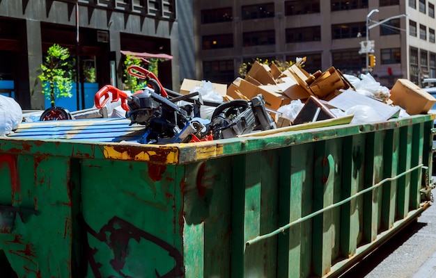 Nowy Jork Manhattan Nad Przepływającymi śmietnikami Pełnymi śmieci