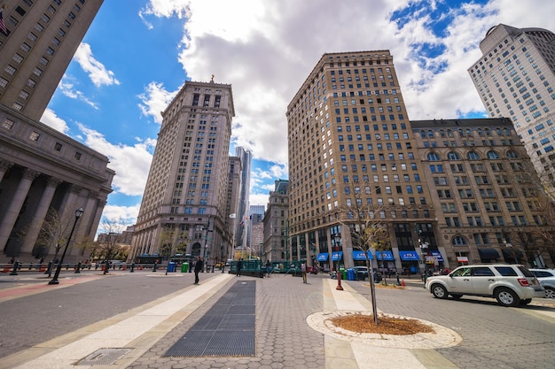 Nowy Jork, Usa - 24 kwietnia 2015: Center Street View w Civic Center na dolnym Manhattanie, Nowy Jork, Nowy Jork, Stany Zjednoczone. Turyści na ulicy