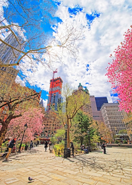 Nowy Jork, Usa - 24 kwietnia 2015: City Hall Park z turystami, Dolny Manhattan, Nowy Jork, USA. Wieżowce w tle.