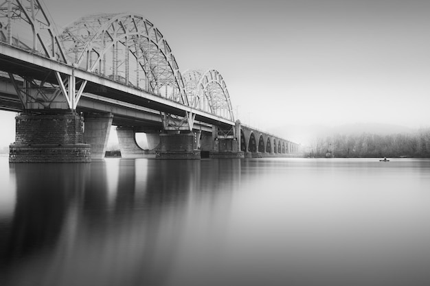 Nowy most Darnycki nad rzeką Dniepr na tle nieba