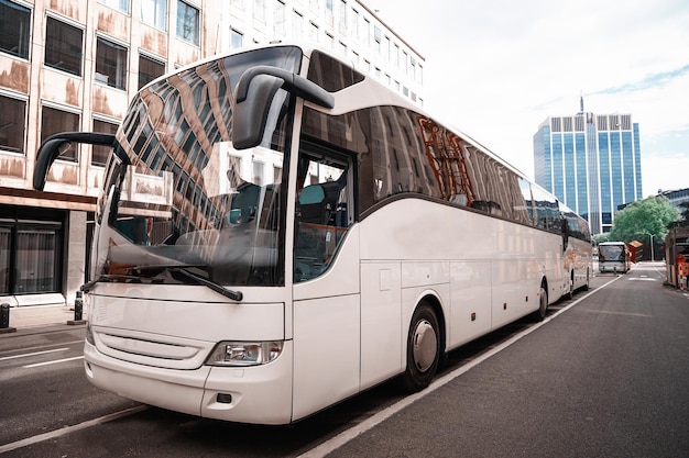 Zdjęcie nowy nowoczesny autobus zaparkowany w pięknym mieście