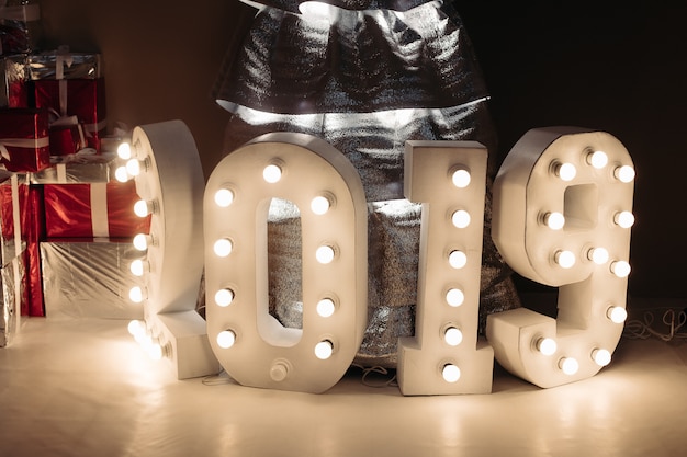 Nowy rok 2019 iluminowane srebrne choinki.