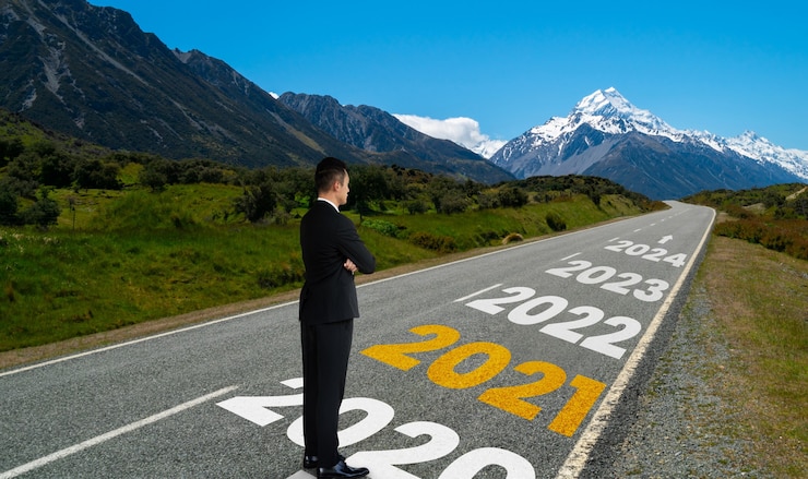 Zdjęcie nowy rok 2021 i koncepcja wizji przyszłości. biznesmen podróżujący autostradą prowadzącą do obchodów szczęśliwego nowego roku na początku 2021 r. na świeży i udany początek.