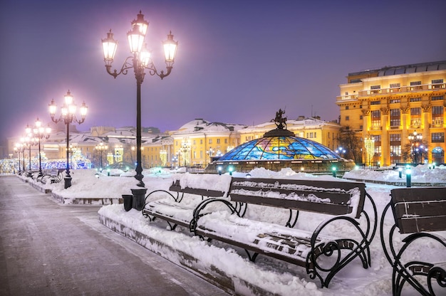 Nowy Rok i Jerzy Zwycięski na Placu Maneżnym i latarnie w zimową noc Moskwa