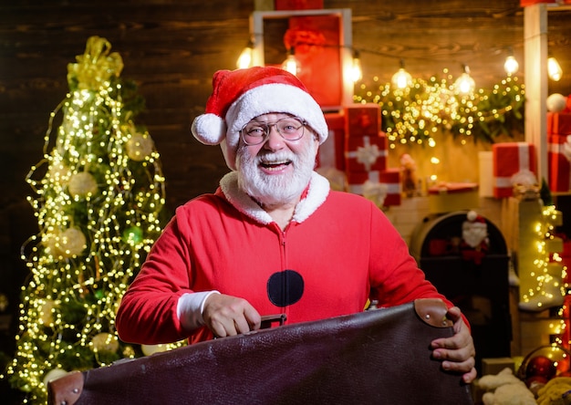 Nowy rok planowanie podróży podróż noworoczna podróż wycieczka turystyczna wakacje Święty Mikołaj z bagażem Święty Mikołaj