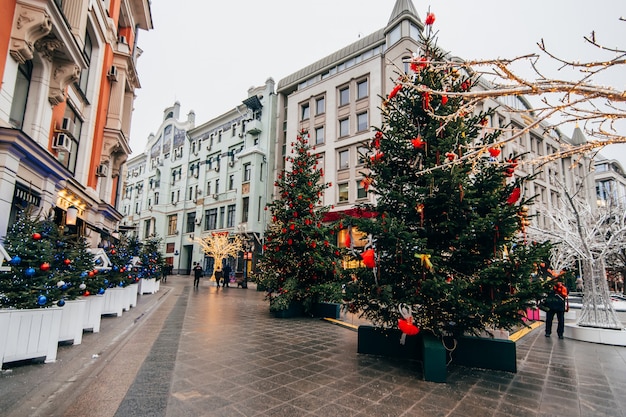 Nowy Rok w Moskwie Arbat ozdobiony jest choinkami