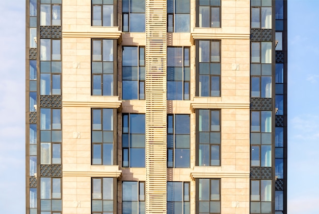 Zdjęcie nowy wieżowiec ozdobiony kamiennymi płytami z dużymi oknami