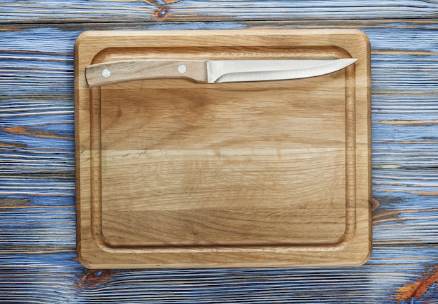 Nóż do deski do krojenia na vintage drewnianym tle