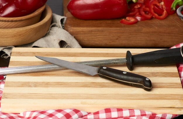 Zdjęcie nóż i ostre narzędzie na drewnianej desce do cięcia z bliska
