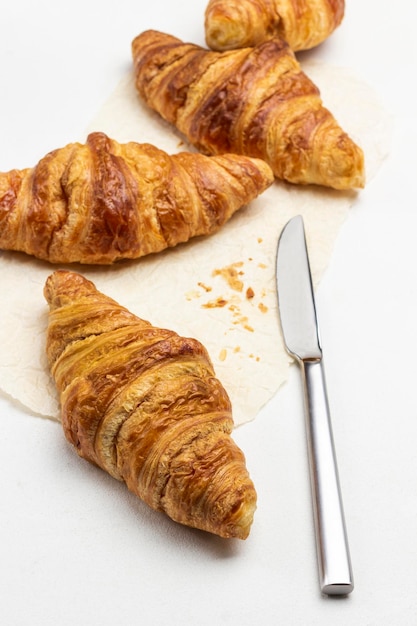 Nóż Kuchenny I Rogaliki Na Papierze. Widok Z Góry. Białe Tło.