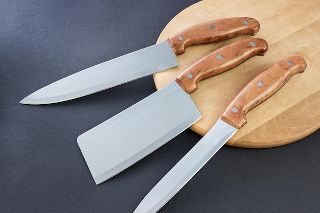 Nóż kuchenny na płycie betonowej i drewnianej Kolekcja różnych noży kuchennych