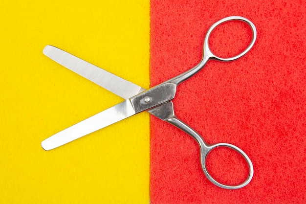 Zdjęcie nożyczki do cięcia na kolorowym tle