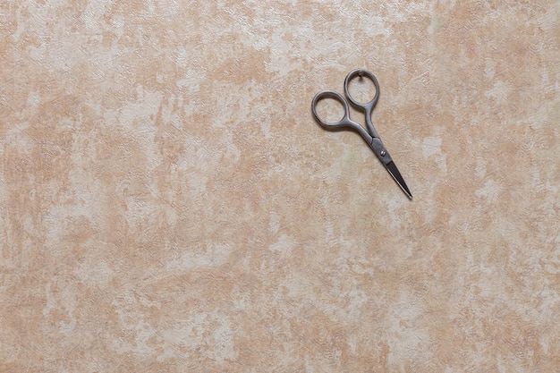 Nożyczki do manicure wiszące na ścianie