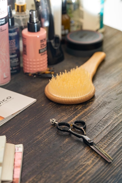 Zdjęcie nożyczki grzebień i produkty do stylizacji włosów w salonie kosmetycznym niewyraźne
