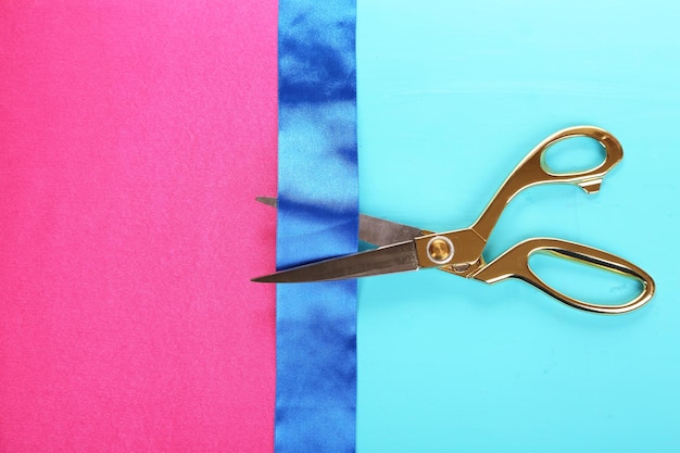 Zdjęcie nożyczki na tle koloru tkaniny