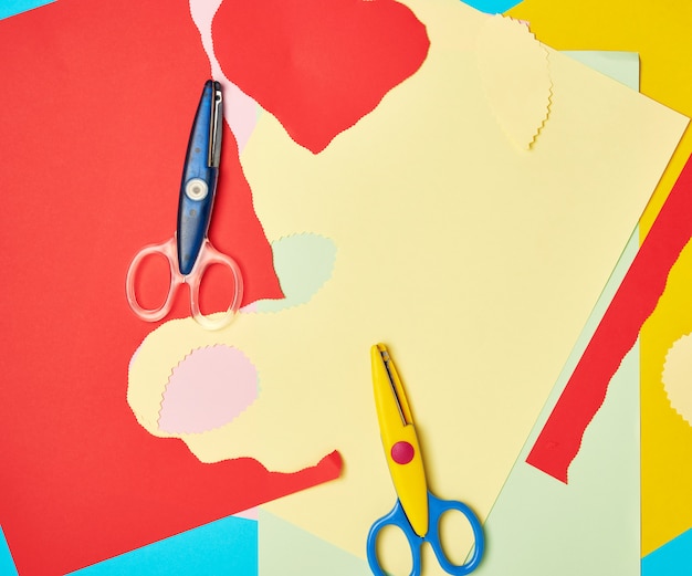 nożyczki plastikowe i kolorowy papier do cięcia figur