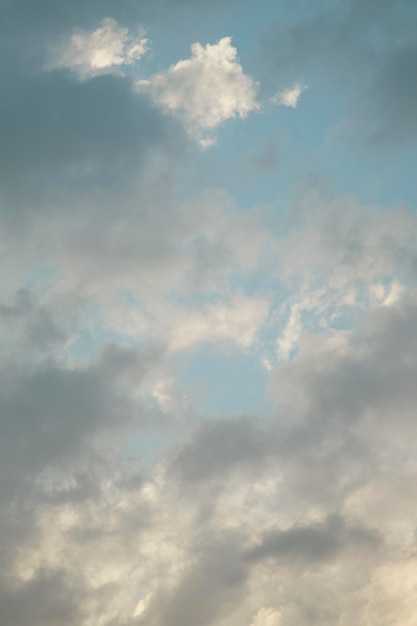 Zdjęcie nubes blancas con cielo azul