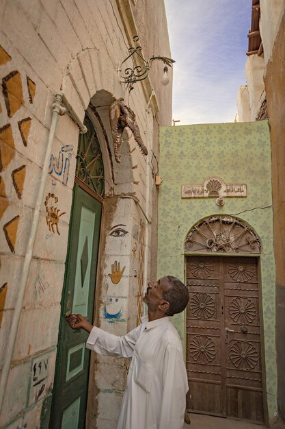 Zdjęcie nubijczyk w swoim domu na wyspie elephantine aswan w górnym egipcie