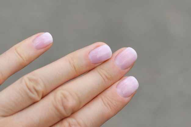 Nude beżowy żelowy przedłużany manicure na paznokcie