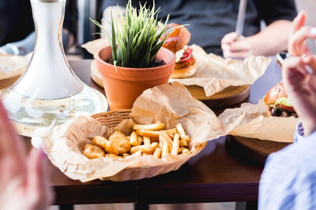 Nuggetsy Z Kurczaka I Smażone Frytki Na Stole W Kawiarni Fast Food W Kawiarni