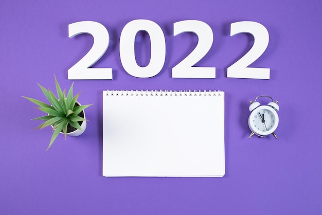 Numer 2022 i papierowy notatnik z alarmem w kolorze trendu Very Peri