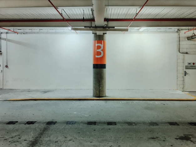 Numer 3 na kolumnie na parkingu.